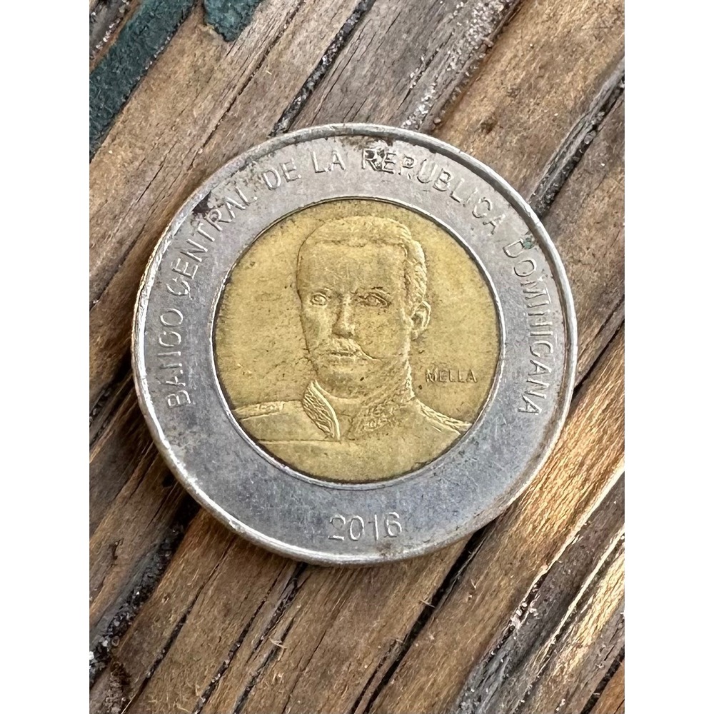 2016 Dominican Republic 10 Pesos Coin Matias Ramon Mella Bimetallic A3599
